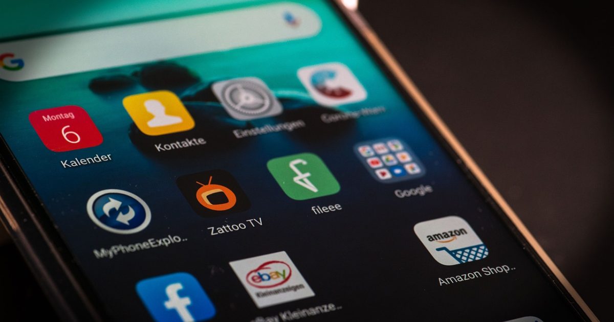 寻欢网 App 在深色背景上的主视觉展示，手机屏幕亮起首页信息流，紫蓝色渐变光晕从屏幕边缘向四周扩散，整体氛围沉静而专注